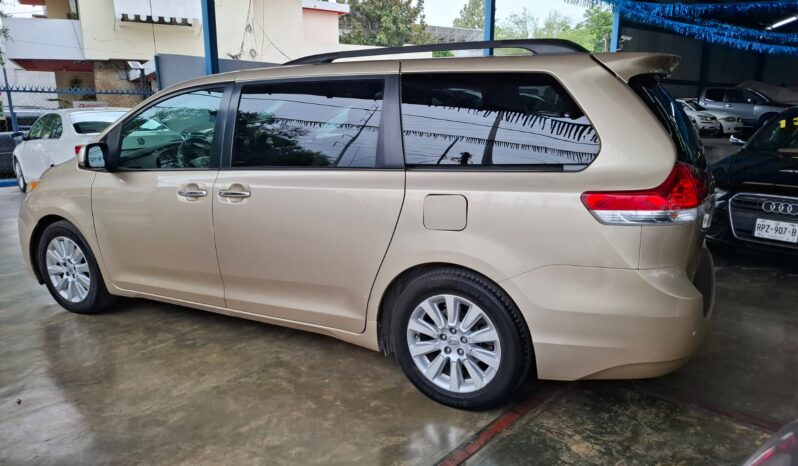 
								TOYOTA SIENNA 2012 full									