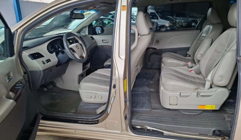 
								TOYOTA SIENNA 2012 full									