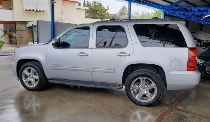 
								SUBURBAN LT 4X4 2013 full									